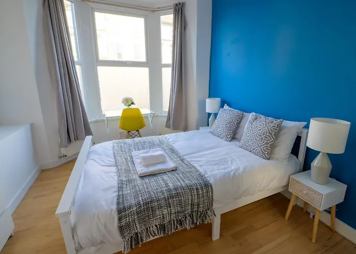 Spacious 5 Bed House, Perfect For Groups, Great Location