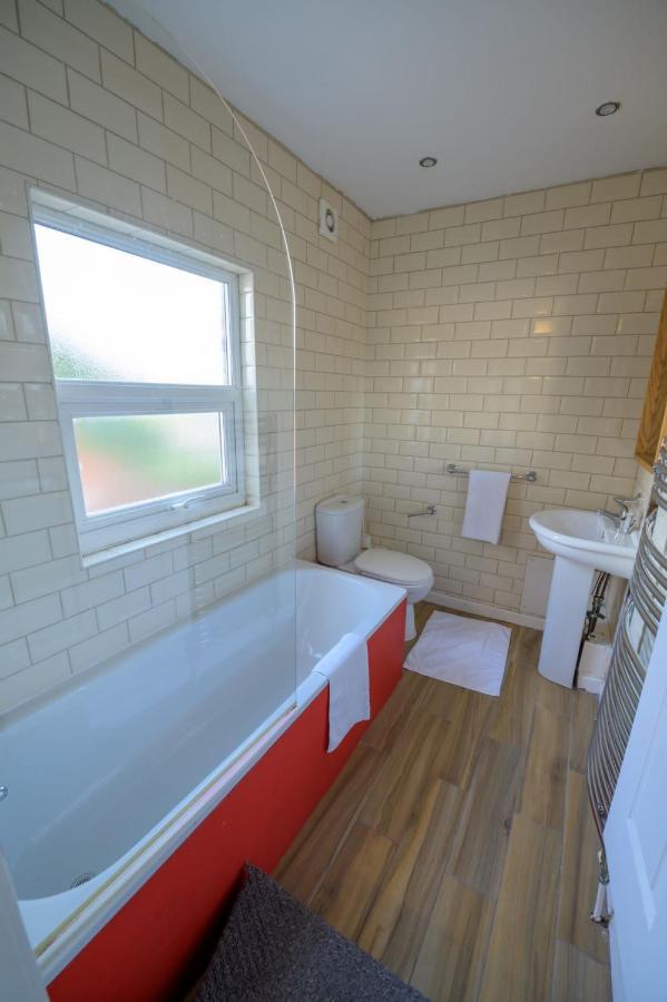 Spacious 5 Bed House, Perfect For Groups, Great Location *