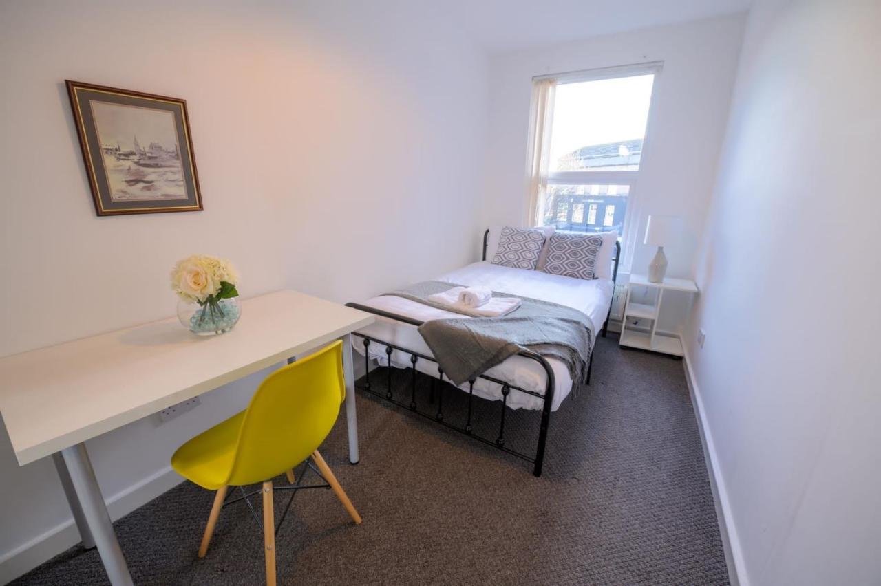Spacious 5 Bed House, Perfect For Groups, Great Location *