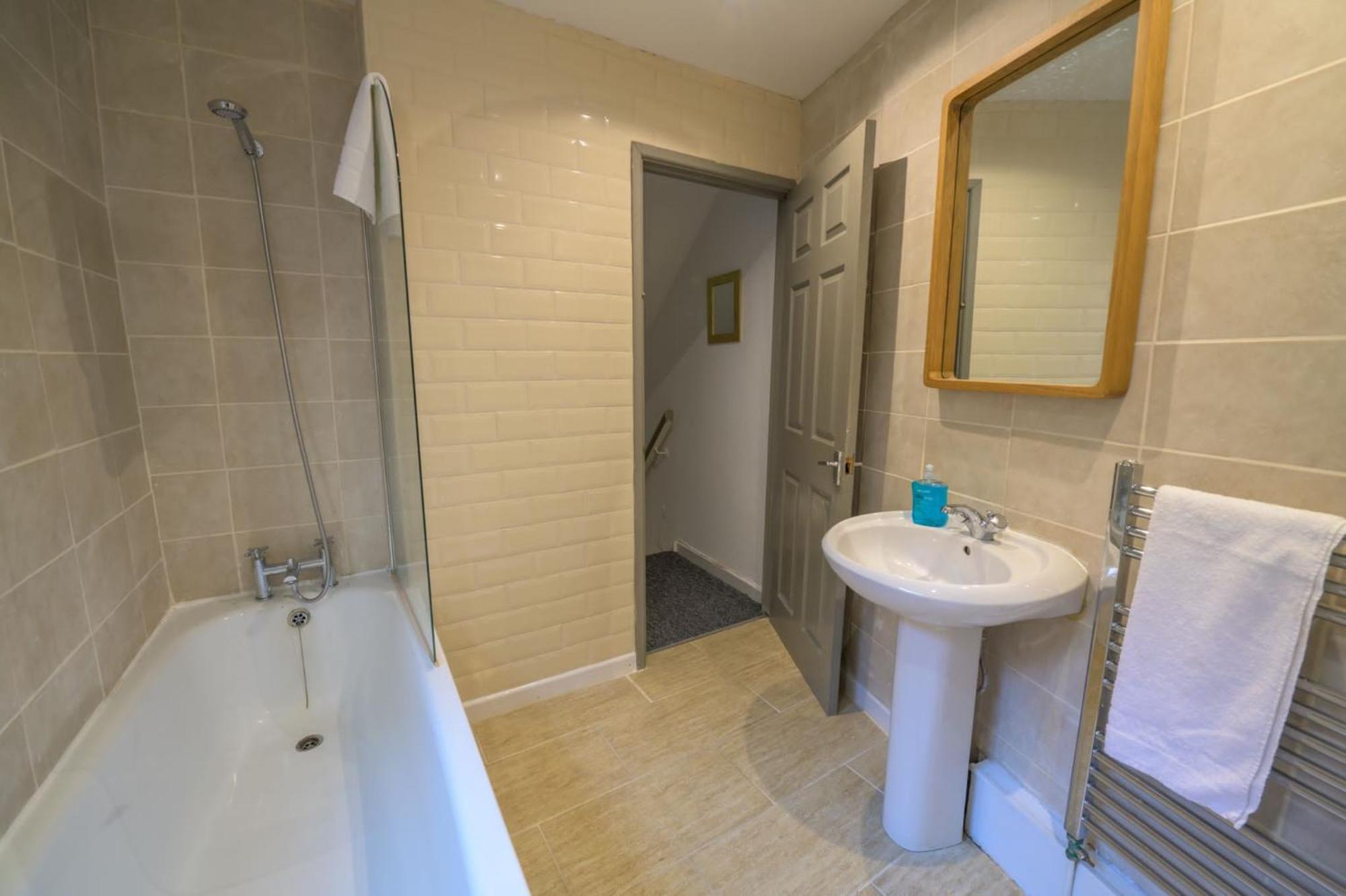 Spacious 5 Bed House, Perfect For Groups, Great Location Holiday home