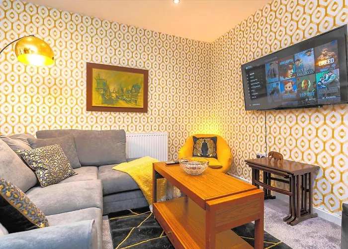 Spacious 5 Bed House, Perfect For Groups, Great Location