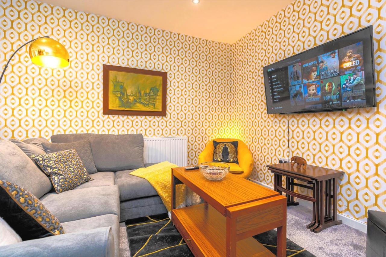 Spacious 5 Bed House, Perfect For Groups, Great Location Holiday home Liverpool