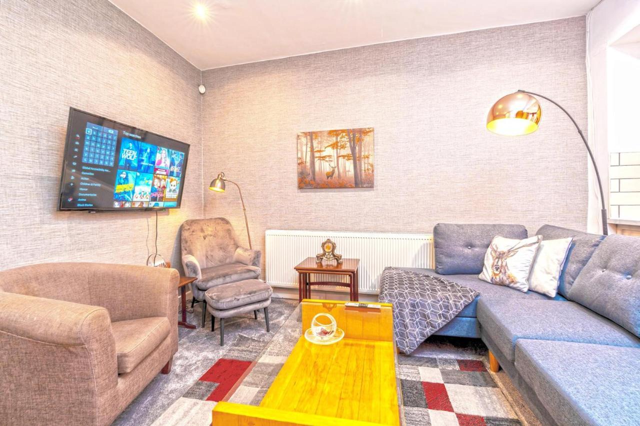 Spacious 5 Bed House, Perfect For Groups, Great Location Holiday home Liverpool