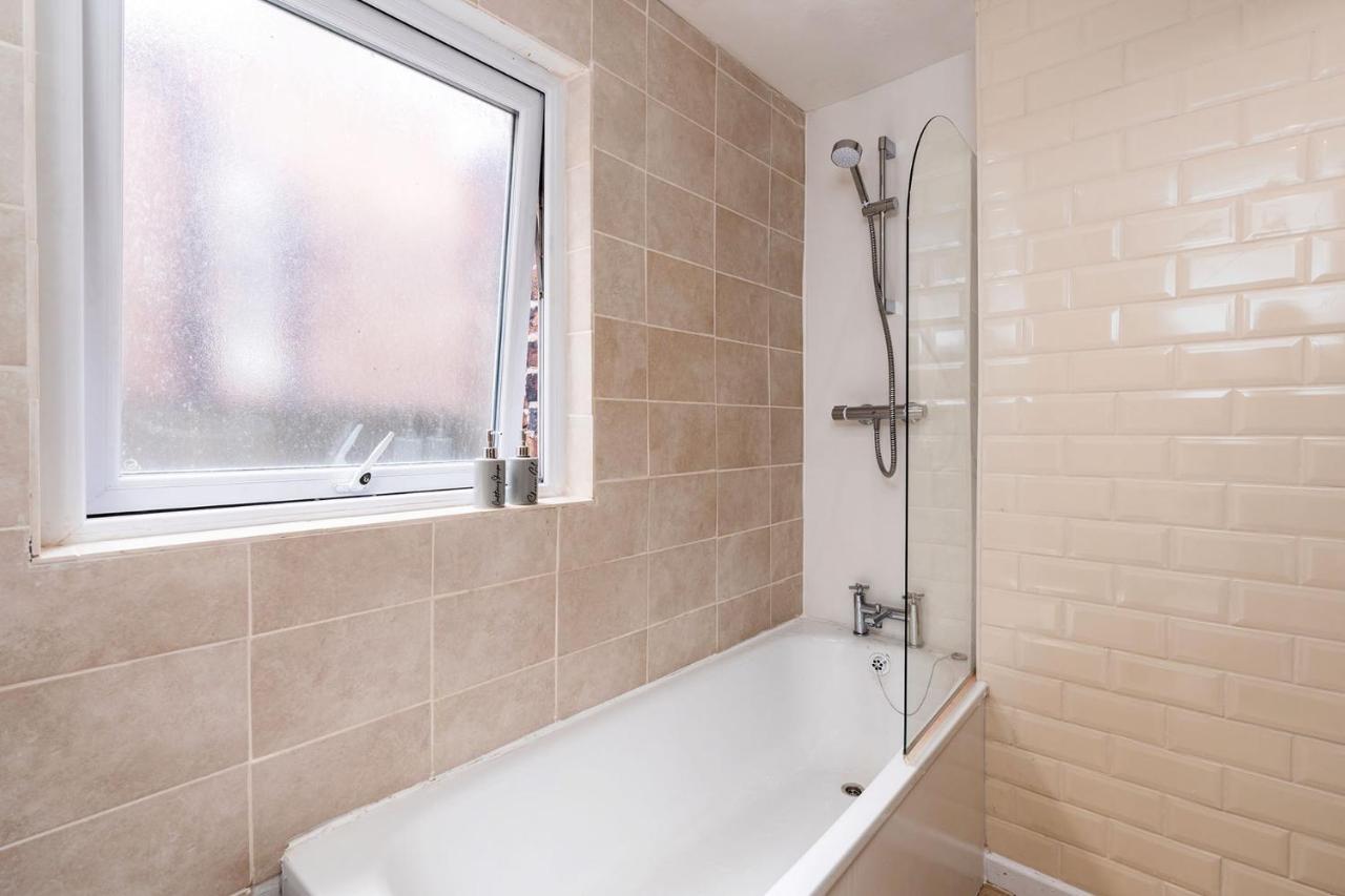 Spacious 5 Bed House, Perfect For Groups, Great Location Holiday home
