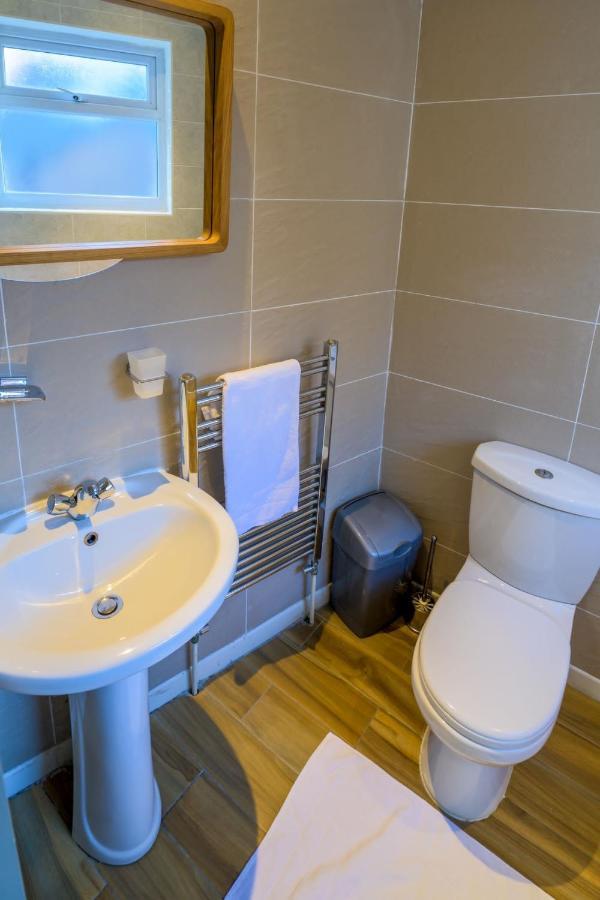 Spacious 5 Bed House, Perfect For Groups, Great Location *