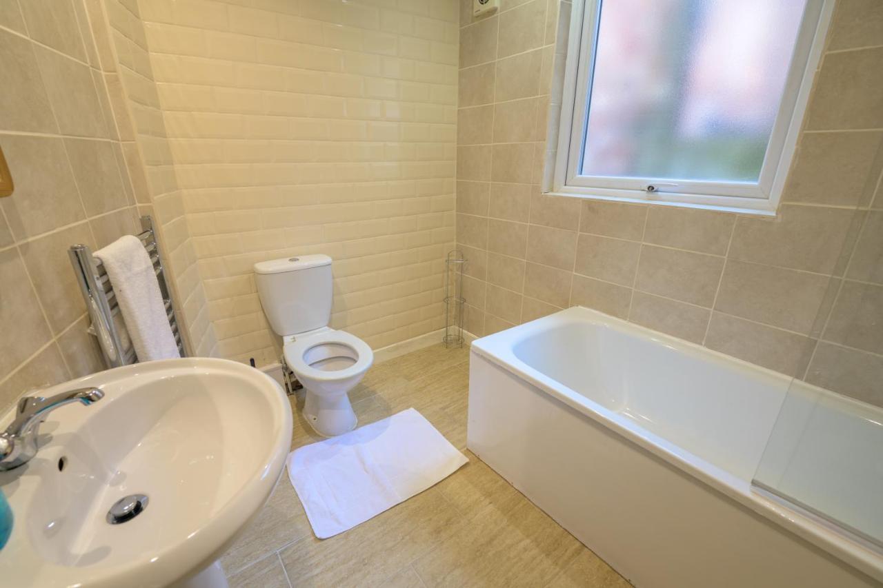Spacious 5 Bed House, Perfect For Groups, Great Location *